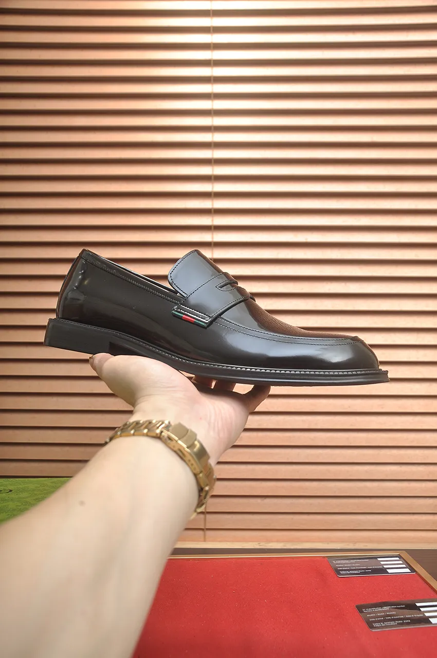 Men's shoes💰500💶Italy's top luxury men's shoe giant (GUCCI) (Gucci) (full cowhide lining) new arrival🍃Original European style🔰 Pleasant to the eye😍In order to make the shoes more durable and non-deformable🌀The production continues to follow traditional methods but there is still no lack of innovation💪Choose original sheepskin for the leather♻️ Smooth and natural And extra bright ⭐Made of imported cowhide, the first choice of rich people 38-45 (45 customized)